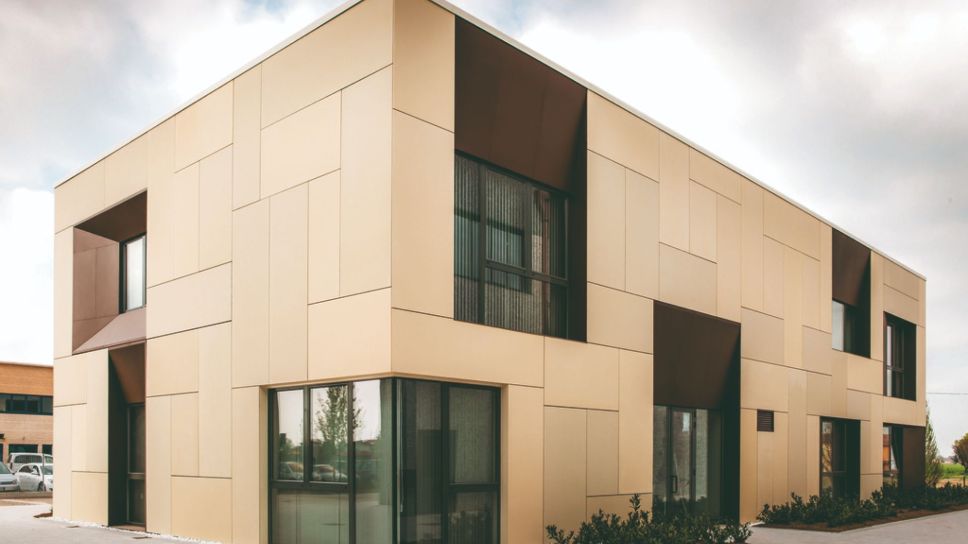 Choosing thе Right Cladding Matеrial: Factors That Impact Pеrformancе