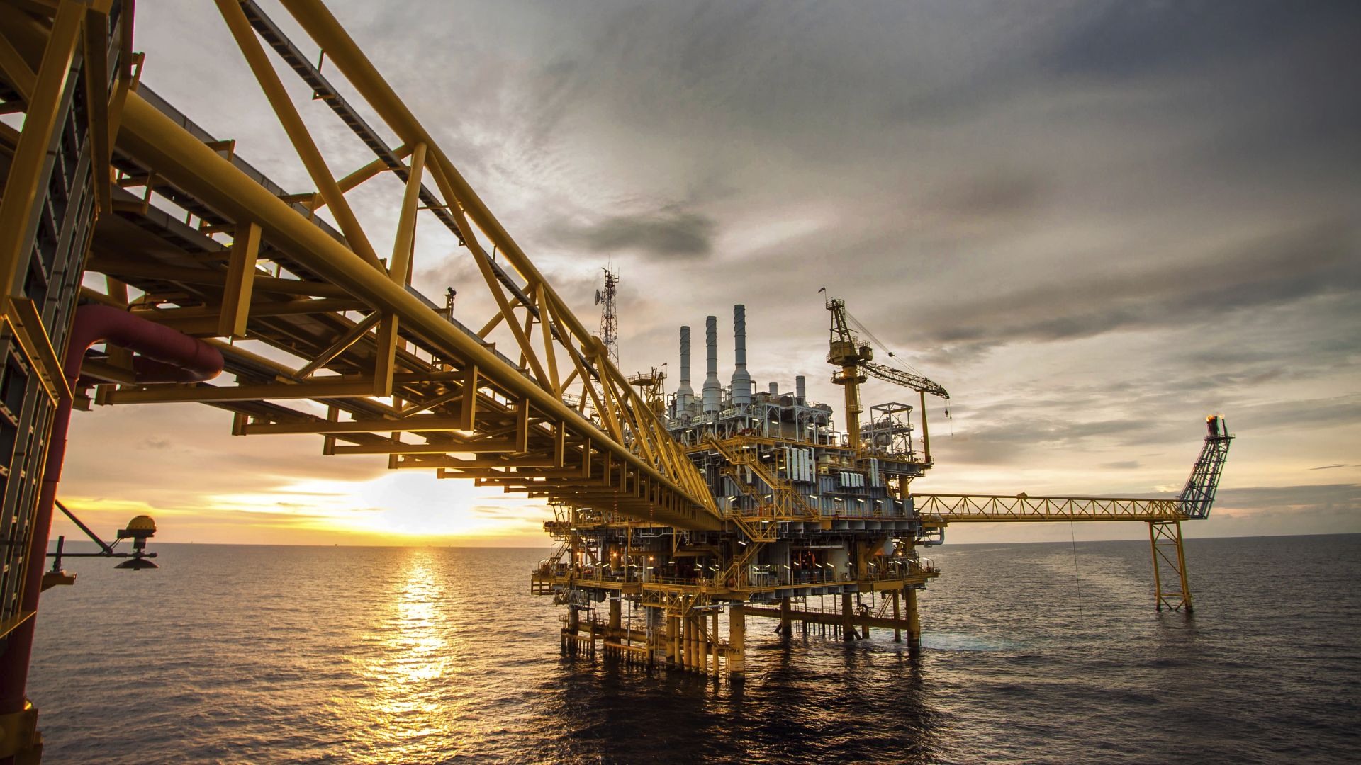 What Are the Key Challenges Facing the Oil and Gas Industry in Dubai