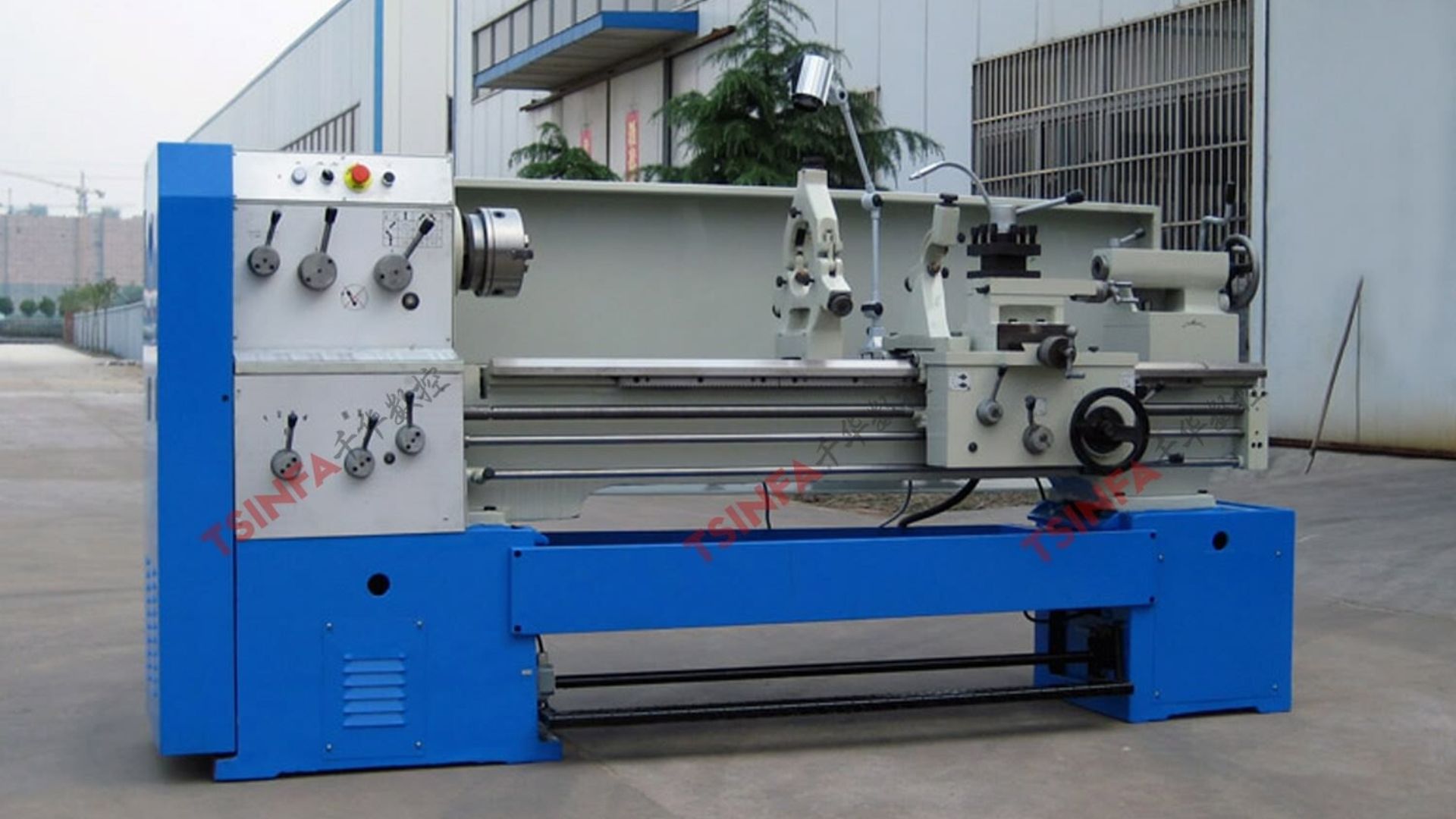 What Are the Differences Between Manual and CNC Lathe Machines