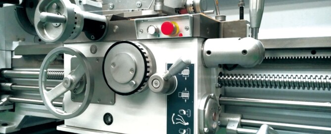 What Are the Differences Between Manual and CNC Lathe Machines