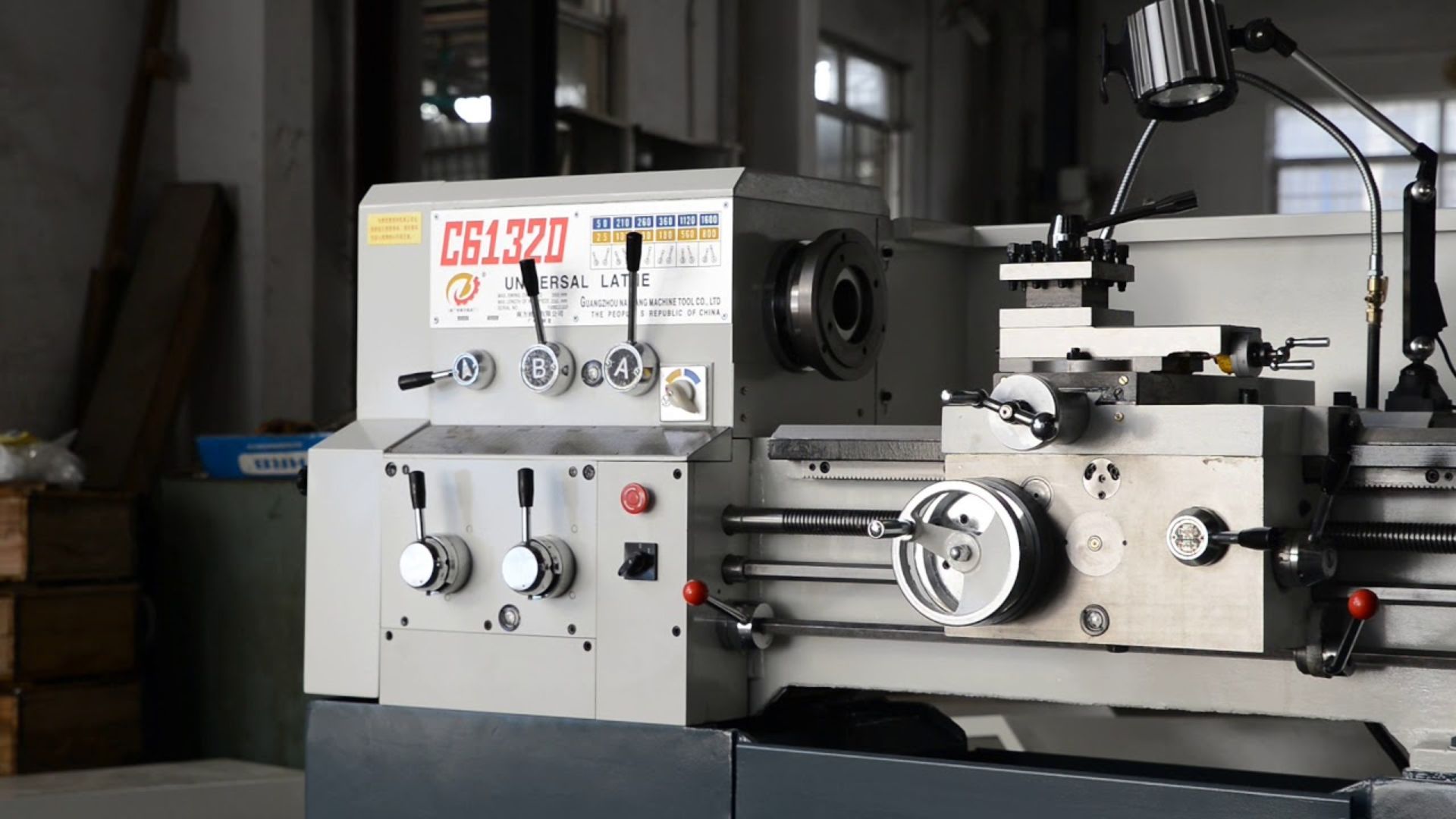 What Are the Differences Between Manual and CNC Lathe Machines