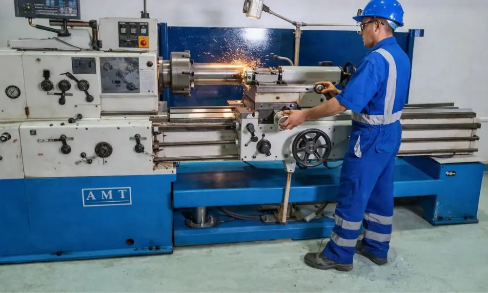 What Is Manual Lathe Machining?